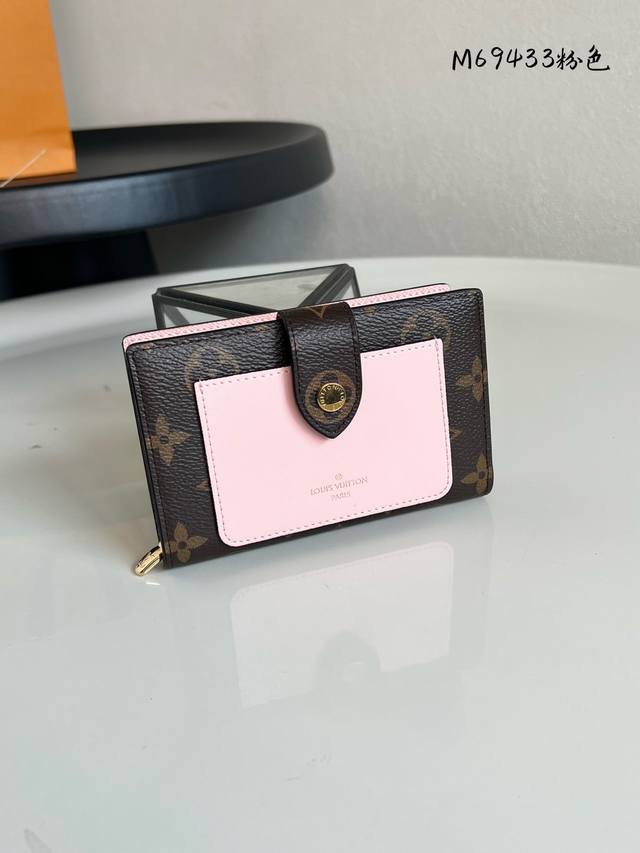 M69433 The Monogram Canvas Juliette wallet features a chic front pocket crafted