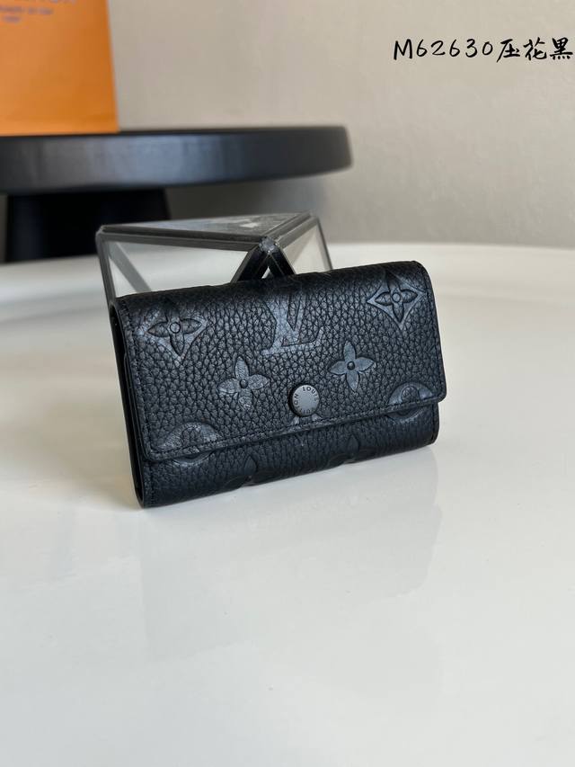 Chip version M62630 embossed black! A compact and exquisite key pouch! Features