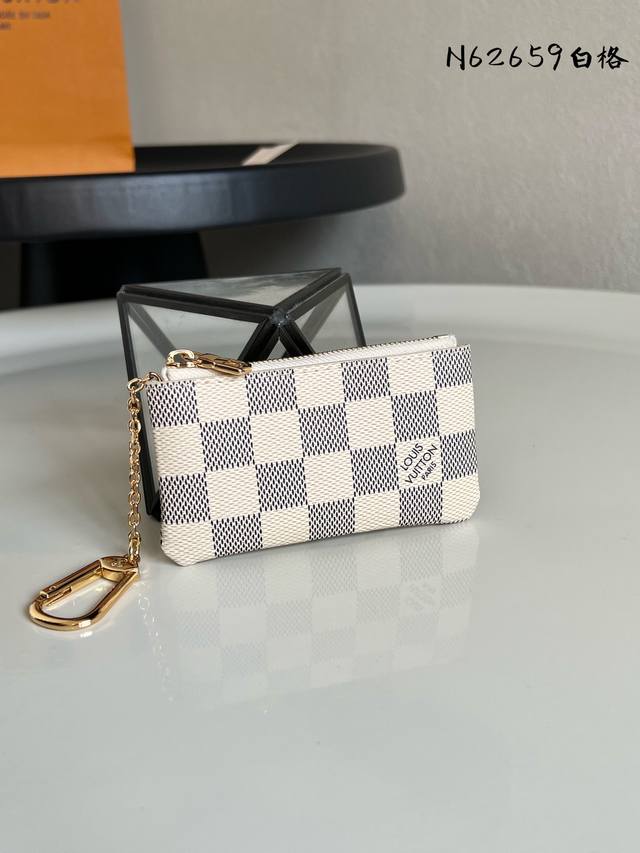 Chip version N62659 White Check! This wallet evokes the leisurely feeling of a