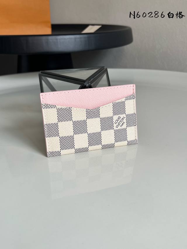 Chip-based N60286 Daily Card Holder ( ) is crafted from Damier Azur canvas, wit