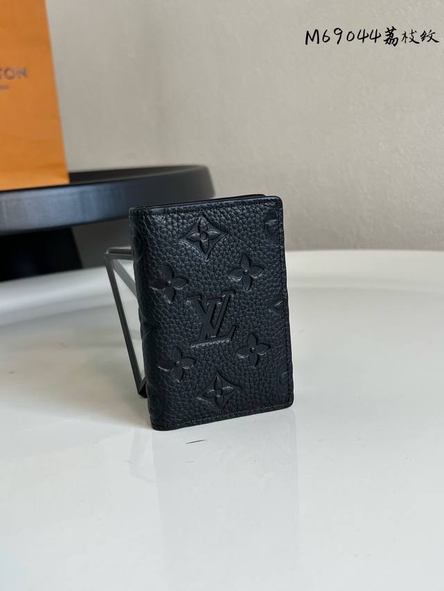 Chip version pocket wallet featuring Taurillon leather embossed with the classi