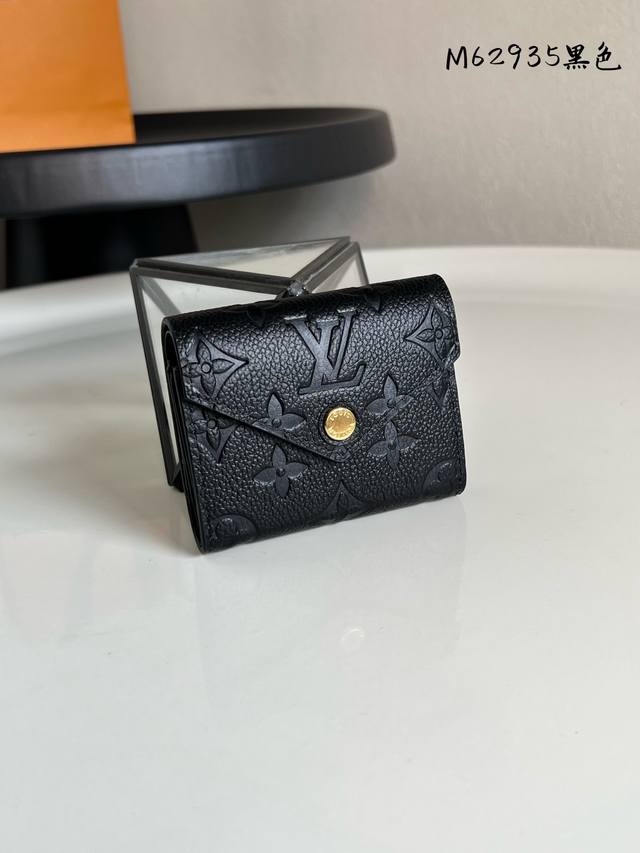 Chip Version M62935 Black Zoe Short Wallet, crafted from supple Monogram Emprei