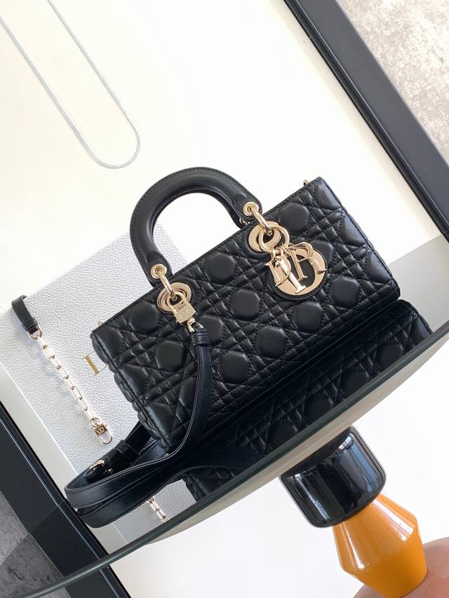 This medium-sized Lady D-Joy handbag embodies Dior's profound insight into eleg