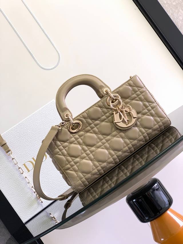 This medium-sized Lady D-Joy handbag embodies Dior's profound insight into eleg