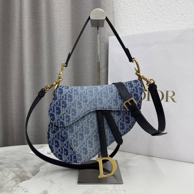 Blue denim Oblique print fabric and smooth cowhide leather, this classic saddle