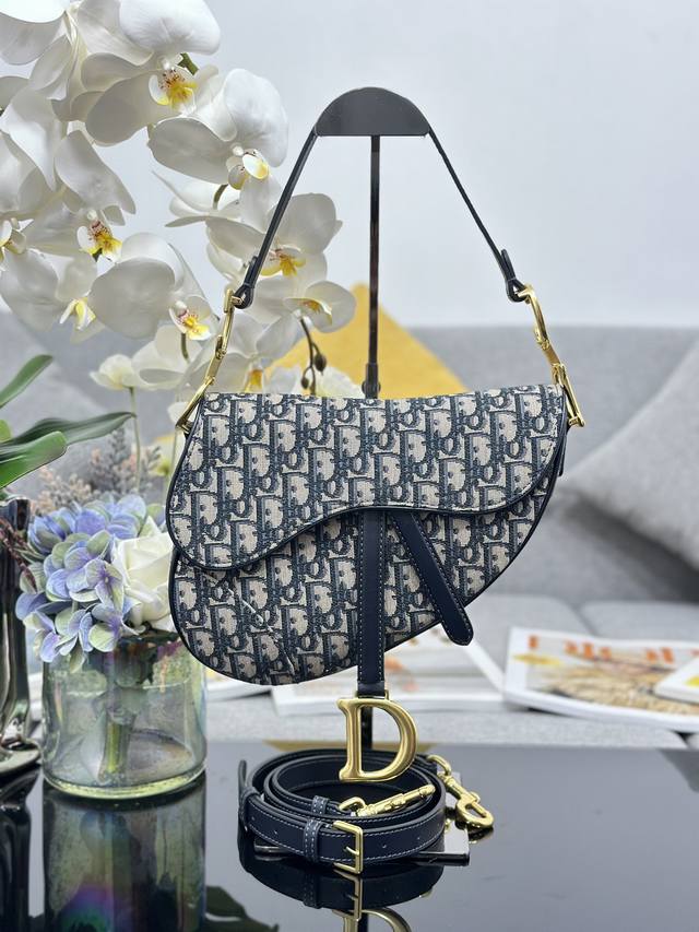 Saddle Bag, Large Canvas Blue, is more stylish and eye-catching. Following the t