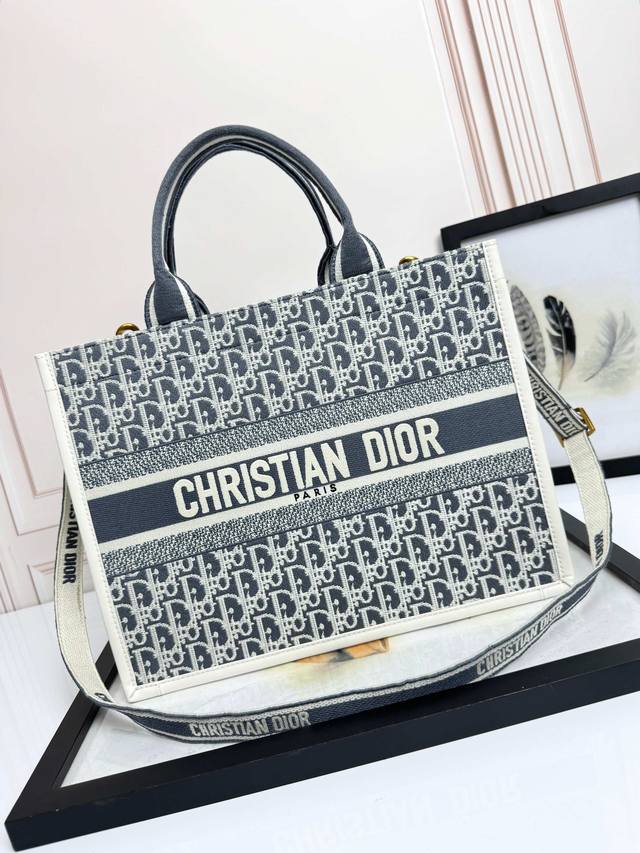 Embroidered Calfskin Leather Light Calfskin Medium Size Top-quality Imported Fab