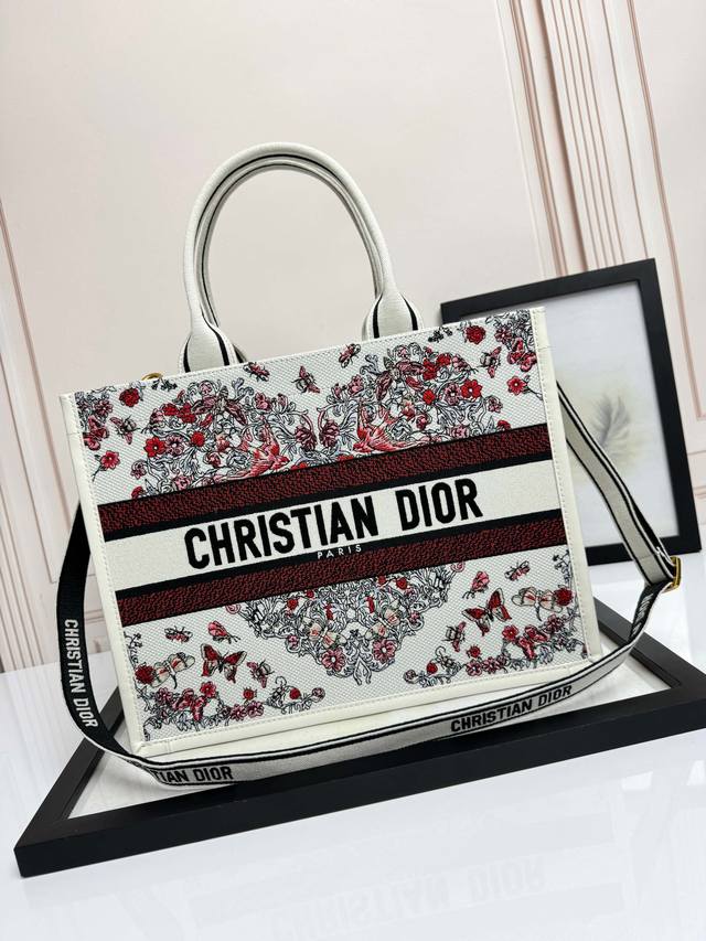 Embroidered Calfskin Leather Butterfly Heart Medium Size Top-tier Imported Fabri