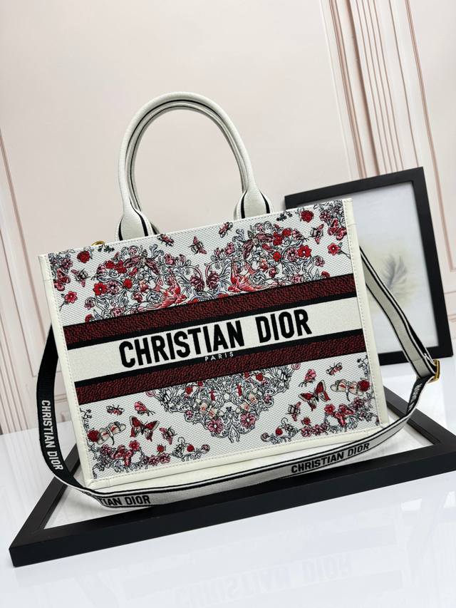 Embroidered Calfskin Leather Butterfly Heart Medium Size Top-tier Imported Fabri