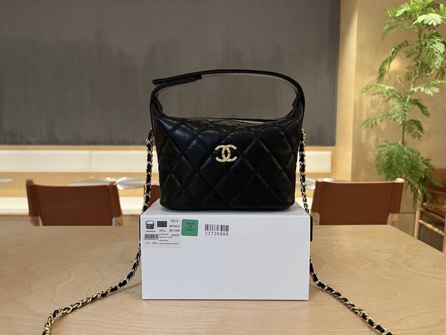 Ap6530 Chanel 1 25C Lunch Bag, made of calfskin with a metal chain design and a