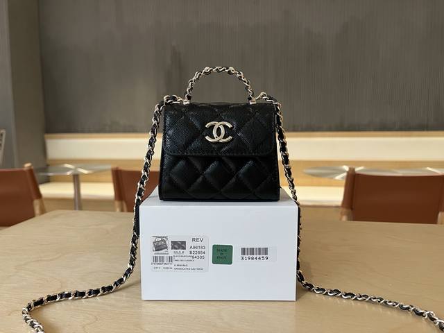 A96183 Chanel's hottest and most popular handle bag this season is a super class