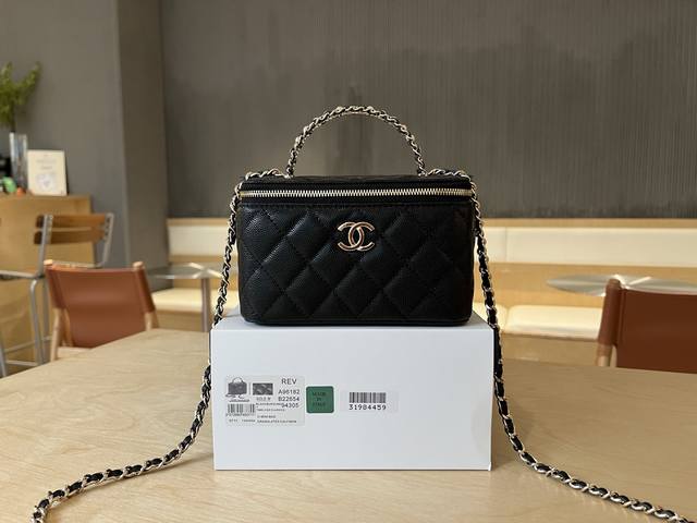 A96182 Chanel's hottest and most popular handle bag this season is a super class