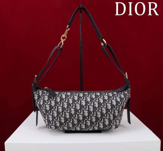 Small Monogram Canvas Size: 25*14*14cm The D-Journey handbag is a new addition