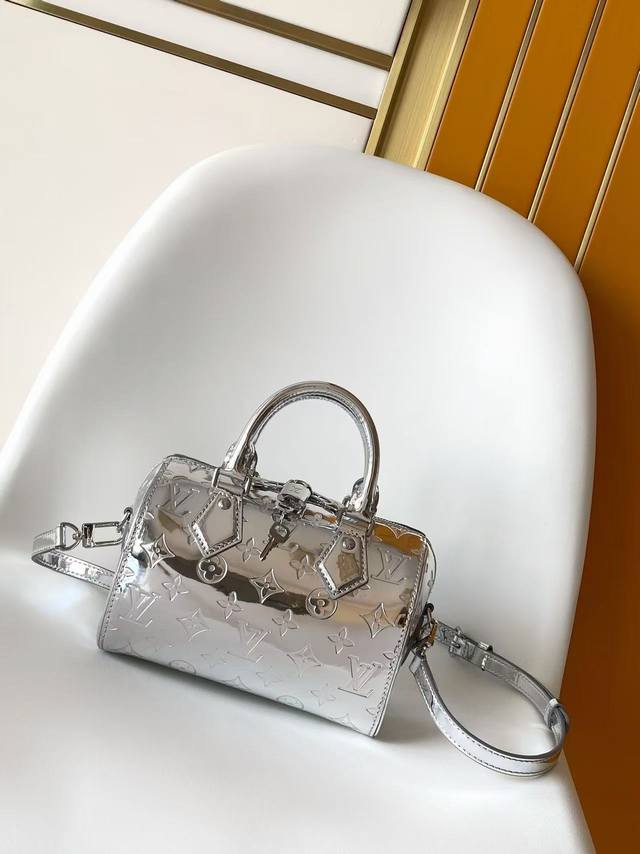 Top-tier original, serial number chip M11987, silver. This Speedy Bandouli