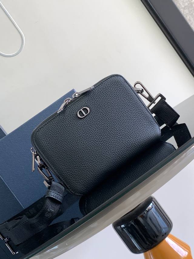 Special Price This clutch bag with a shoulder strap is elegant and practical, ca