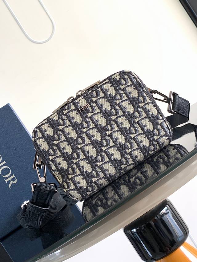 Special Price with box] This bag is actually unisex, from the Essentials series.