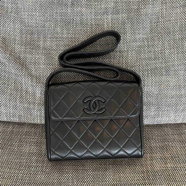 Chanel Vintage Black Knight Square Box Dimensions: 23X18X6Cm