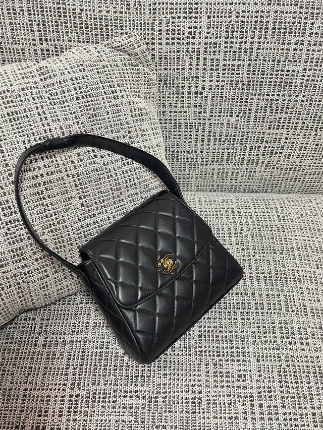 Chanel Vintage Bow Kelly Size: 22X8.5X20Cm