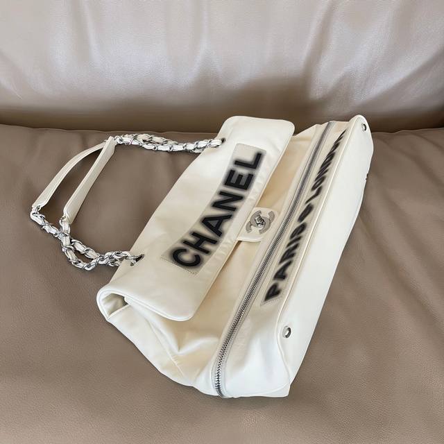 Chanel Vintage Graffiti-Style Lazy Bag (Dimensions: 42 x 25 cm)