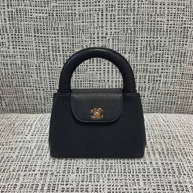 Chanel Vintage Black and Gold Kelly Handbag ( ) Dimensions: 20 x 6.5 x 25 cm ( )