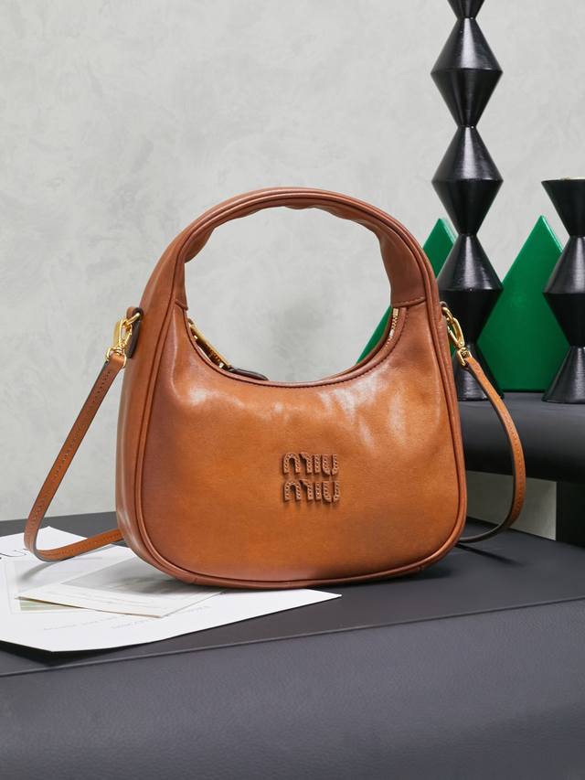 New arrival from Miuwander! Model: 5Bc125 . This Miuwander handbag is made of i