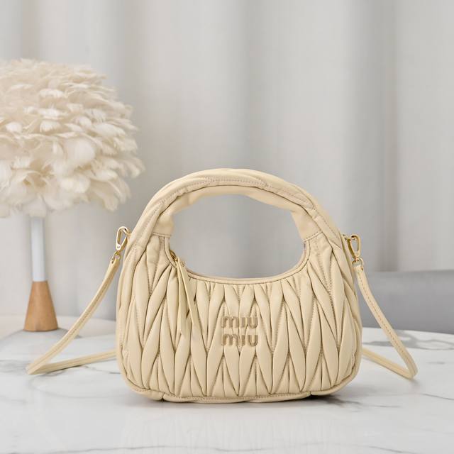 Marigold, New Arrival! Model: 5Bc125 Miuwander Handbag, made of imported lambsk