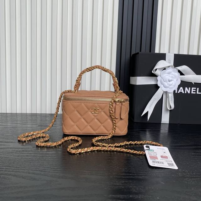 4799 Chanel 25B Double C Logo Handle Makeup Bag Ap6240. The exquisite handle des