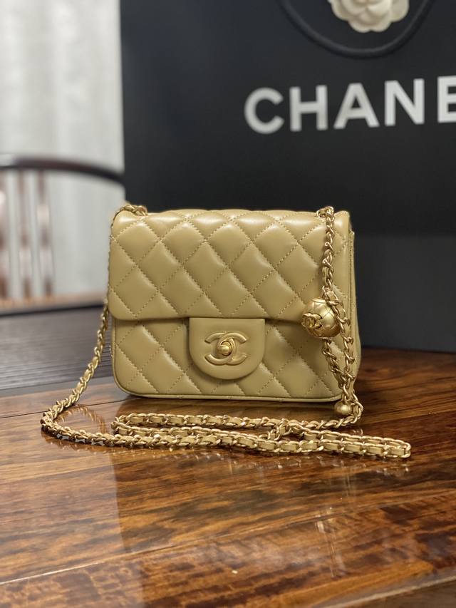 Chanel: Model: As1786 As1787 Size: 20X13X7Cm: 18X13X7Cm: The latest Chanel CF ba