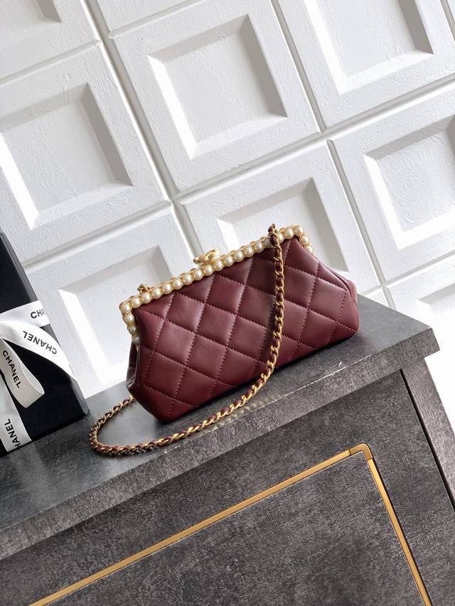 Top-quality original deep burgundy Ohanel 26C pearl high-end evening bag. Exquis
