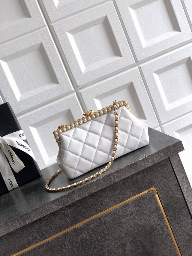 Top-tier original milkshake white Ohanel 26C pearl high-end evening bag. Exquisi