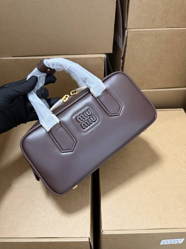 Rhubarb wood color, both fashionable and romantic, exuding depth and elegance,