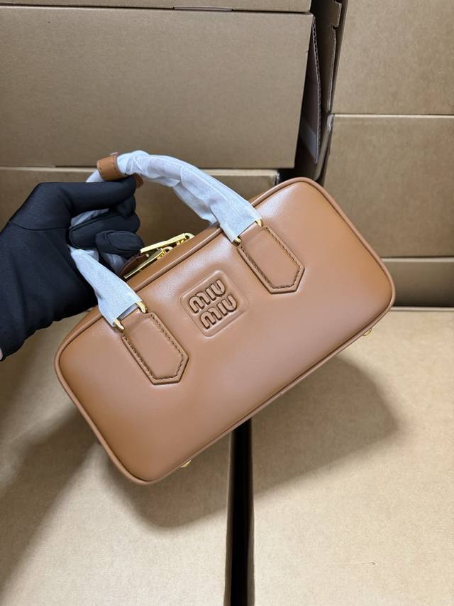 The most versatile and best-selling color, cognac, is currently super trendy. E