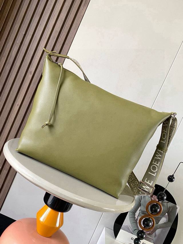 Original Leather Cubi Crossbody Bag Makes a Stunning Debut! This Cubi bag is a p