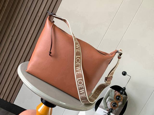 Original Leather Cubi Crossbody Bag Makes a Stunning Debut! This Cubi bag is a p