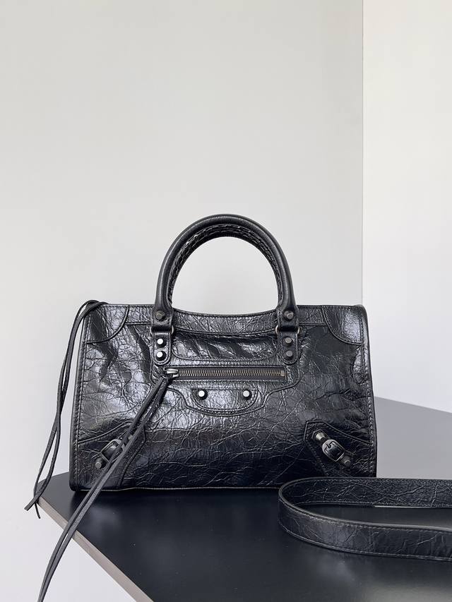 Authentic * The most iconic Le City handbag series. This series makes a strong c