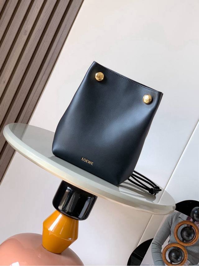 Original Leather New Smooth Calfskin Pebble Pouch. This smooth calfskin pouch fe