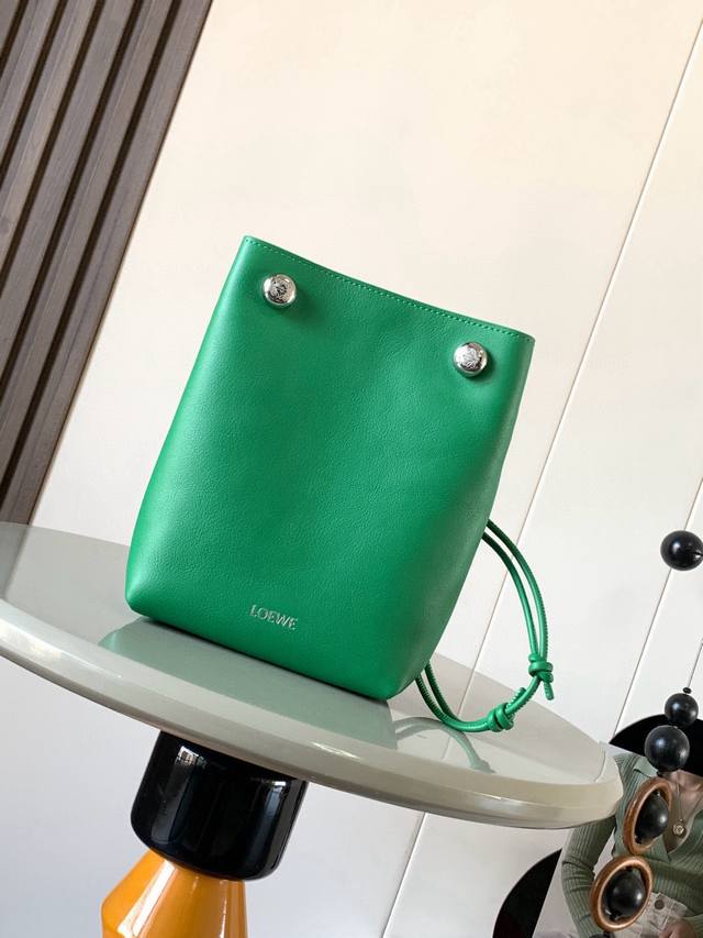 Original Leather New Smooth Calfskin Pebble Pouch. This smooth calfskin pouch fe