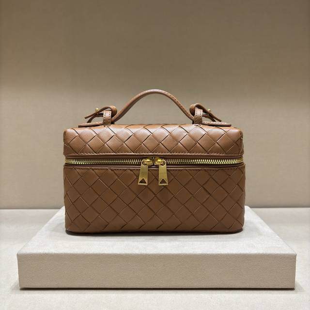 Authentic Spring/Summer Woven Zipper Crossbody Bag. This crossbody bag can also