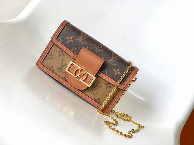 210 Dynamic Chip M68746 Exclusive Original: This Dauphine chain bag combines Mon