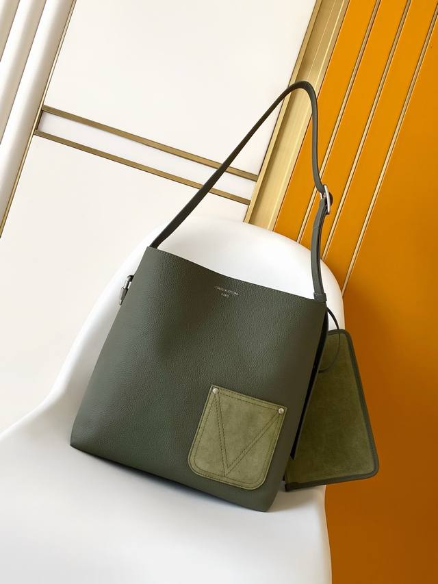 p The interior is also made of suede top-grain cowhide. The exterior is top-grai