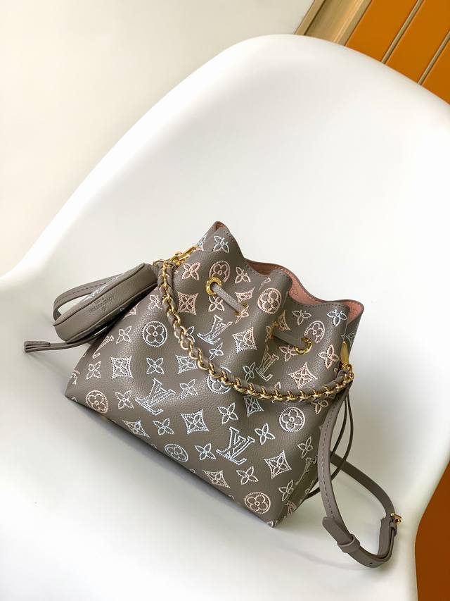 M23388 Top-tier original Bella bucket bag. This bag features a draped design cra