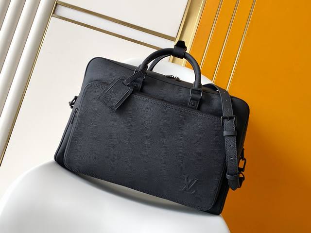 M26075 Full Leather Black Top Grain Leather 163C01 Dynamic Chip This Weekender B