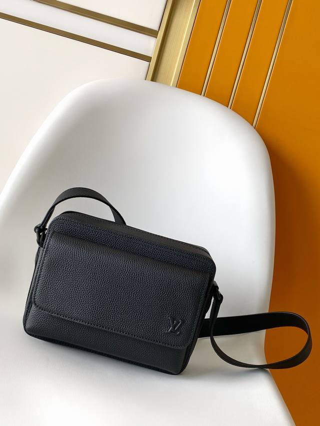 163C01 Chip Top Grain Cowhide M15265 Black M15260 Dark Blue Boarding Messenger B