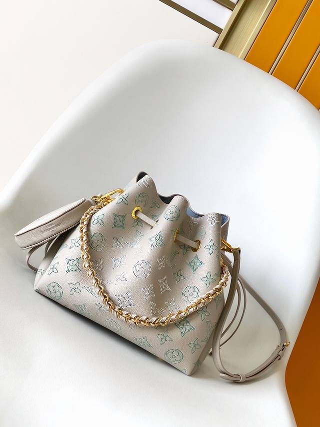 M12125 Top-tier original single-piece dynamic sizing Bella bucket bag from the F