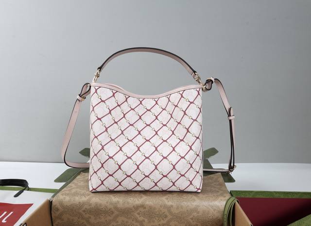 Imported Leather Introduction: The Gg Emblem series reinterprets the brand's ti