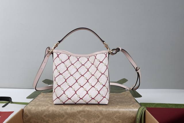 Imported Leather Introduction: The Gg Emblem series reinterprets the brand's ti