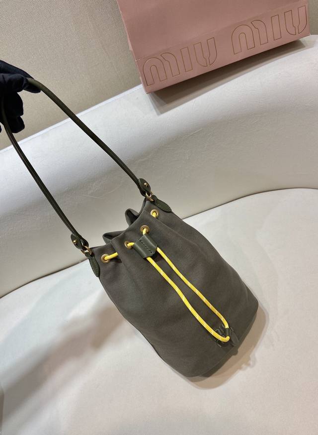 Premium Original New Bucket Bag 5Nr038 This bucket bag is made of gabardine fabr