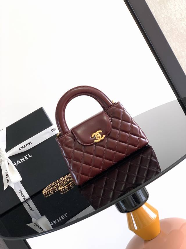 23K Kelly Handle Bag Fashion is cyclical, and the highly sought-after vintage Ke