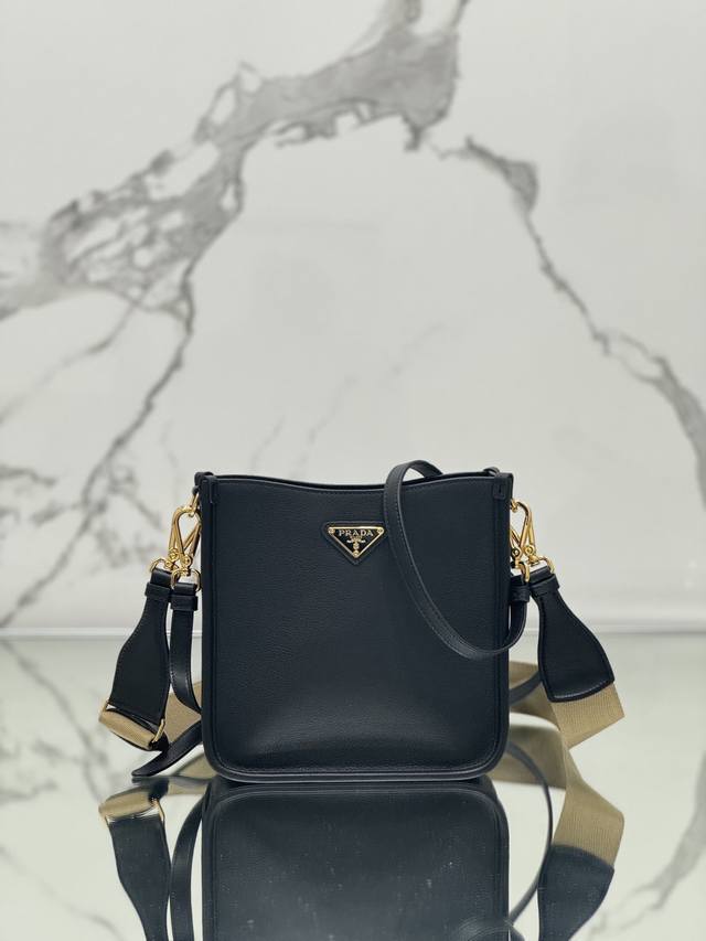 Double Shoulder Strap This leather shoulder bag features a simple design, crafte