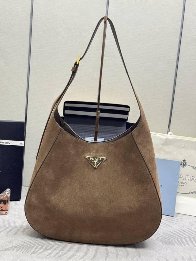 New Extra Large Suede Cleo1Bc181 Crossbody Bag. This crossbody bag is made of im